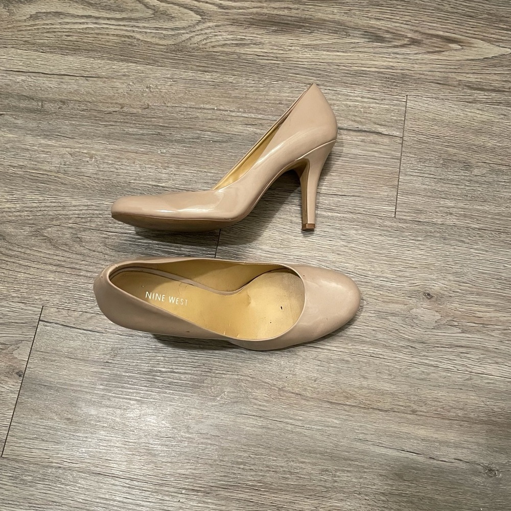 Nine West nude pumps